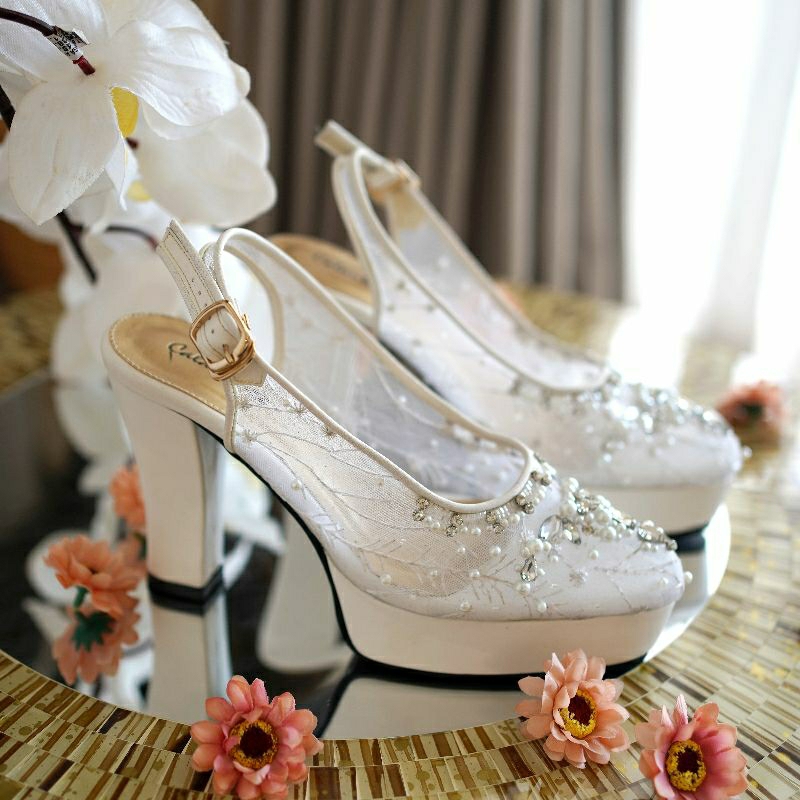 Deu_Calantha Sepatu Pesta Wanita Wedding Shoes Selop Ankle Strap Belle White Heels 10 Cm Platform 2 Cm Slop Kain Brokat Mewah Hak Tebal Kulit Sintesis Insole Empuk Kuat Dan Nyaman Dipakai