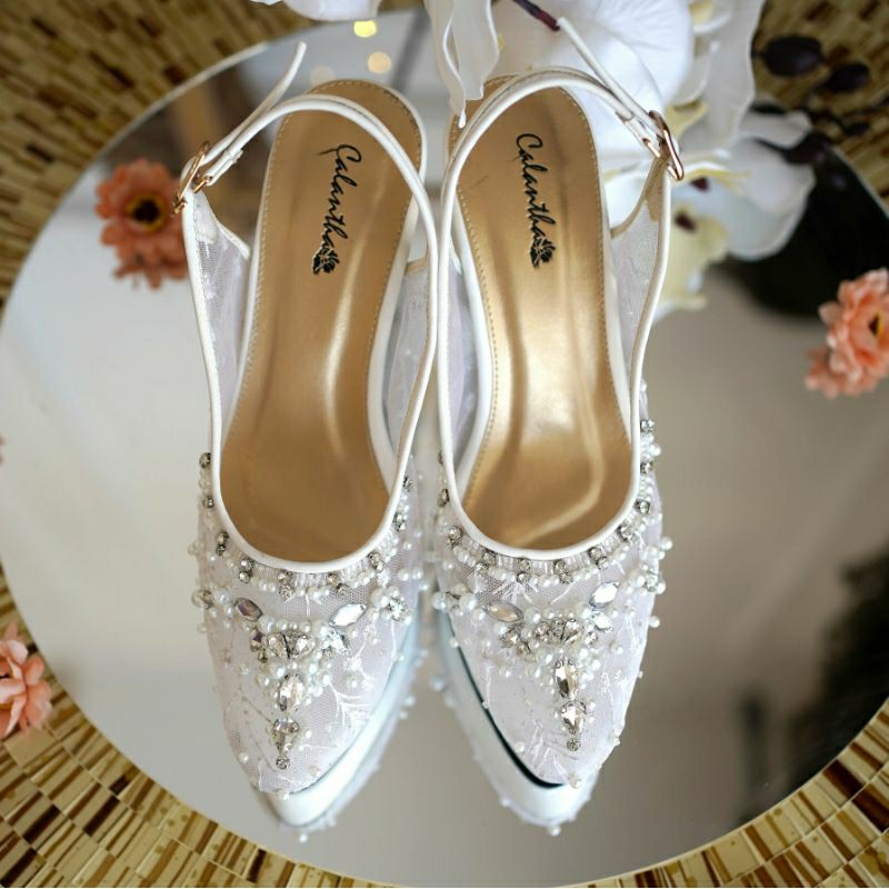 Deu_Calantha Sepatu Pesta Wanita Wedding Shoes Selop Ankle Strap Belle White Heels 10 Cm Platform 2 Cm Slop Kain Brokat Mewah Hak Tebal Kulit Sintesis Insole Empuk Kuat Dan Nyaman Dipakai