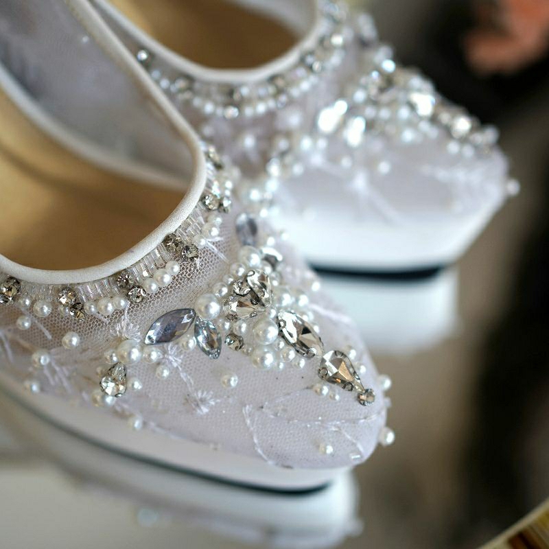 Deu_Calantha Sepatu Pesta Wanita Wedding Shoes Selop Ankle Strap Belle White Heels 10 Cm Platform 2 Cm Slop Kain Brokat Mewah Hak Tebal Kulit Sintesis Insole Empuk Kuat Dan Nyaman Dipakai