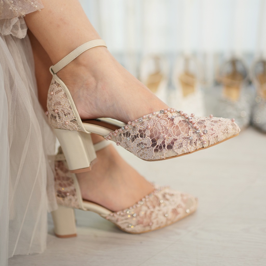 Deu_Calantha Sepatu Pesta Wanita Wedding Shoes Selop Ankle Strap Olive Heels 7 Cm Non Platform Slop Kain Brokat Mewah Hak Tebal Kulit Sintesis Insole Empuk Kuat Dan Nyaman Dipakai