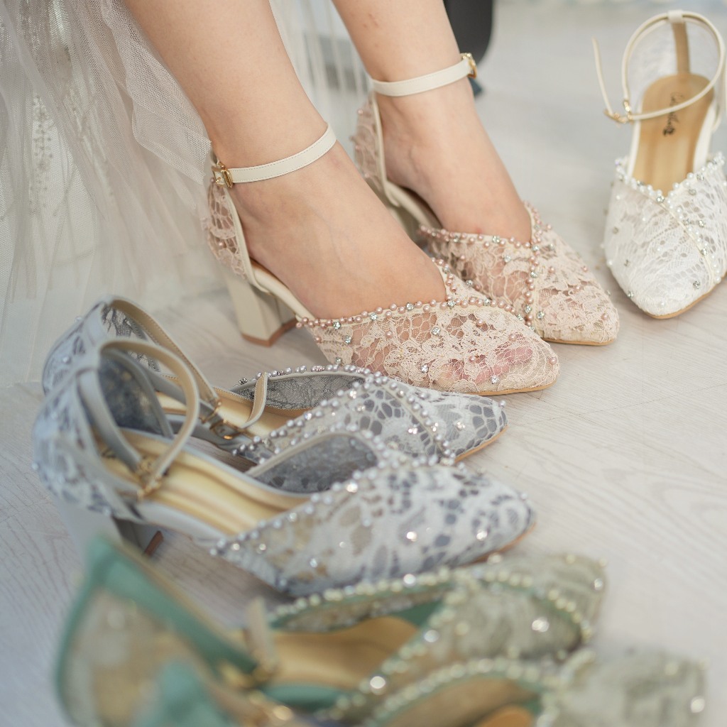 Deu_Calantha Sepatu Pesta Wanita Wedding Shoes Selop Ankle Strap Olive Heels 7 Cm Non Platform Slop Kain Brokat Mewah Hak Tebal Kulit Sintesis Insole Empuk Kuat Dan Nyaman Dipakai