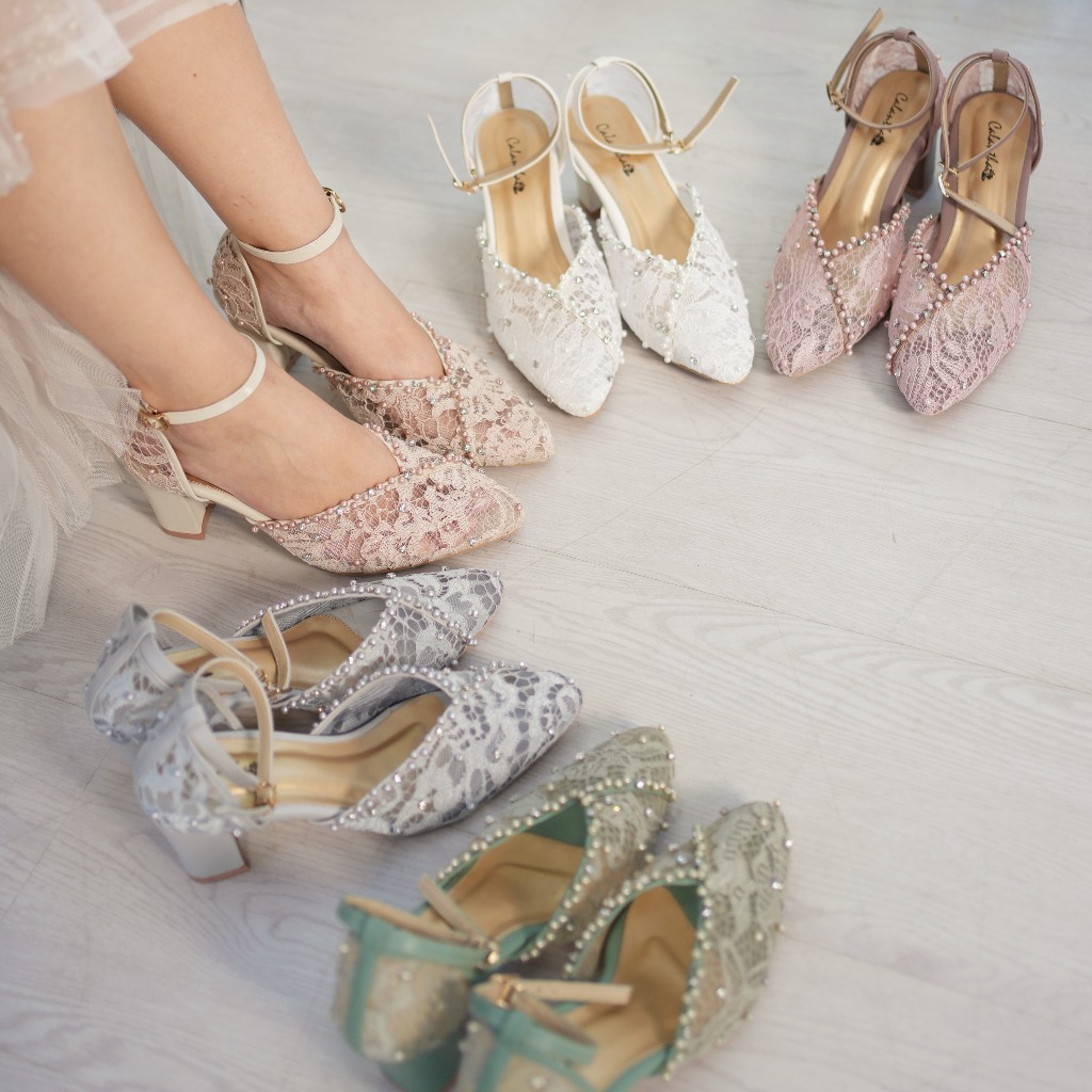 Deu_Calantha Sepatu Pesta Wanita Wedding Shoes Selop Ankle Strap Olive Heels 7 Cm Non Platform Slop Kain Brokat Mewah Hak Tebal Kulit Sintesis Insole Empuk Kuat Dan Nyaman Dipakai