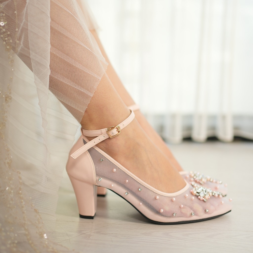 Deu_Calantha Sepatu Pesta Wanita Wedding Shoes Selop Ankle Strap Lynn Peach Heels 7 Cm dan Silver 5 Cm Slop Kain Brokat Mewah Hak Tebal Kulit Sintesis Insole Empuk Kuat Dan Nyaman Dipakai