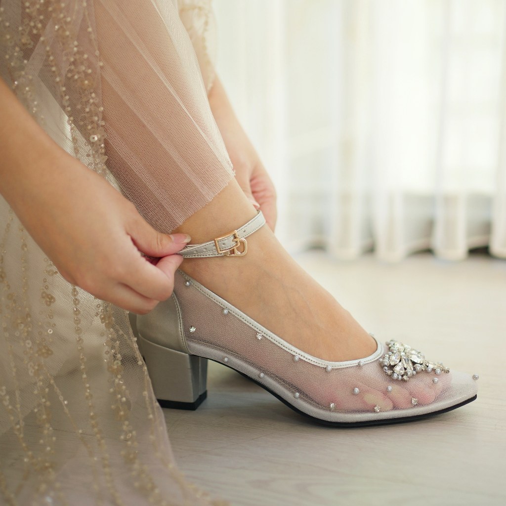 Deu_Calantha Sepatu Pesta Wanita Wedding Shoes Selop Ankle Strap Lynn Peach Heels 7 Cm dan Silver 5 Cm Slop Kain Brokat Mewah Hak Tebal Kulit Sintesis Insole Empuk Kuat Dan Nyaman Dipakai