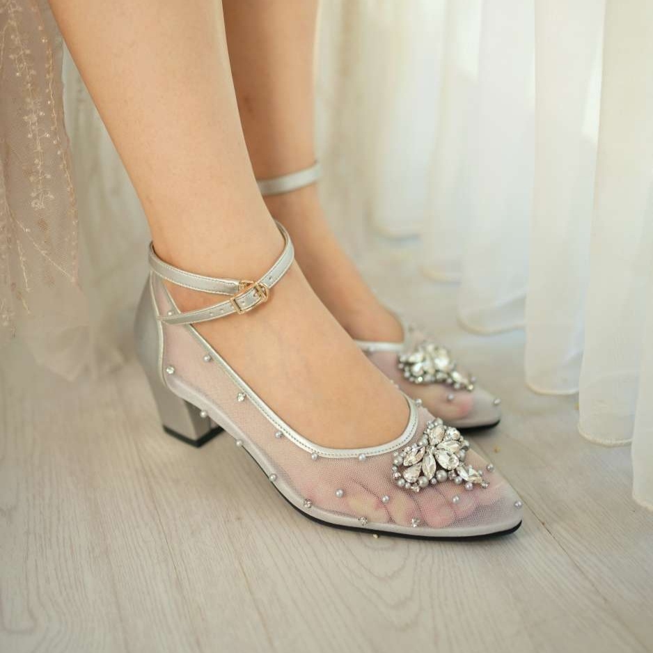 Deu_Calantha Sepatu Pesta Wanita Wedding Shoes Selop Ankle Strap Lynn Peach Heels 7 Cm dan Silver 5 Cm Slop Kain Brokat Mewah Hak Tebal Kulit Sintesis Insole Empuk Kuat Dan Nyaman Dipakai