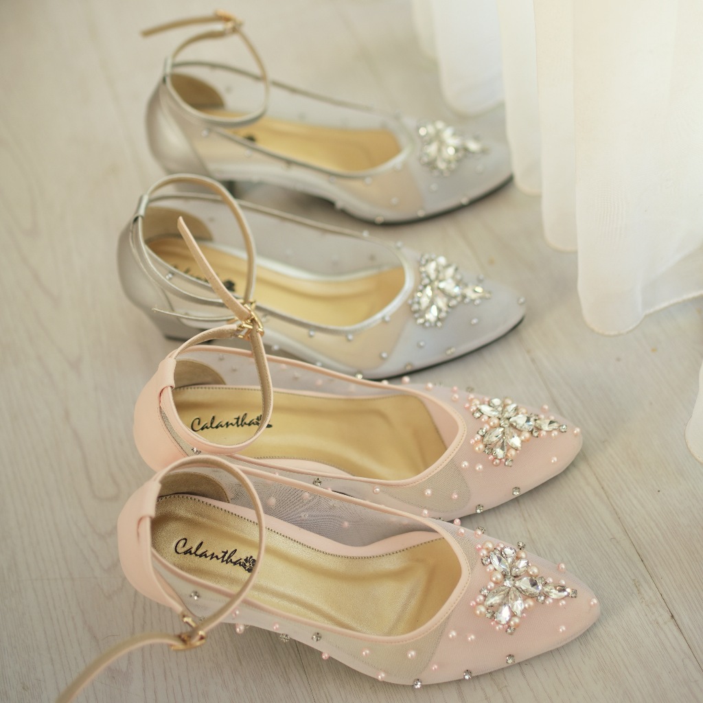 Deu_Calantha Sepatu Pesta Wanita Wedding Shoes Selop Ankle Strap Lynn Peach Heels 7 Cm dan Silver 5 Cm Slop Kain Brokat Mewah Hak Tebal Kulit Sintesis Insole Empuk Kuat Dan Nyaman Dipakai