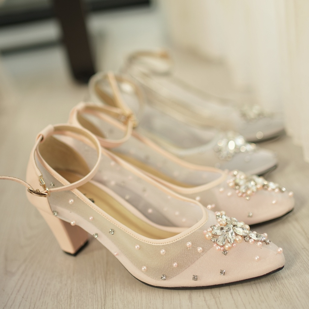 Deu_Calantha Sepatu Pesta Wanita Wedding Shoes Selop Ankle Strap Lynn Peach Heels 7 Cm dan Silver 5 Cm Slop Kain Brokat Mewah Hak Tebal Kulit Sintesis Insole Empuk Kuat Dan Nyaman Dipakai
