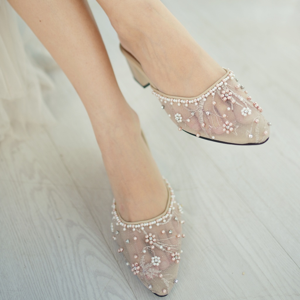 Deu_Calantha Sepatu Pesta Wanita Wedding Shoes Selop Payet Arabelle Heels 5 Cm Slop Kain Brokat Mewah Hak Tebal Kulit Sintesis Insole Empuk Kuat Dan Nyaman Dipakai
