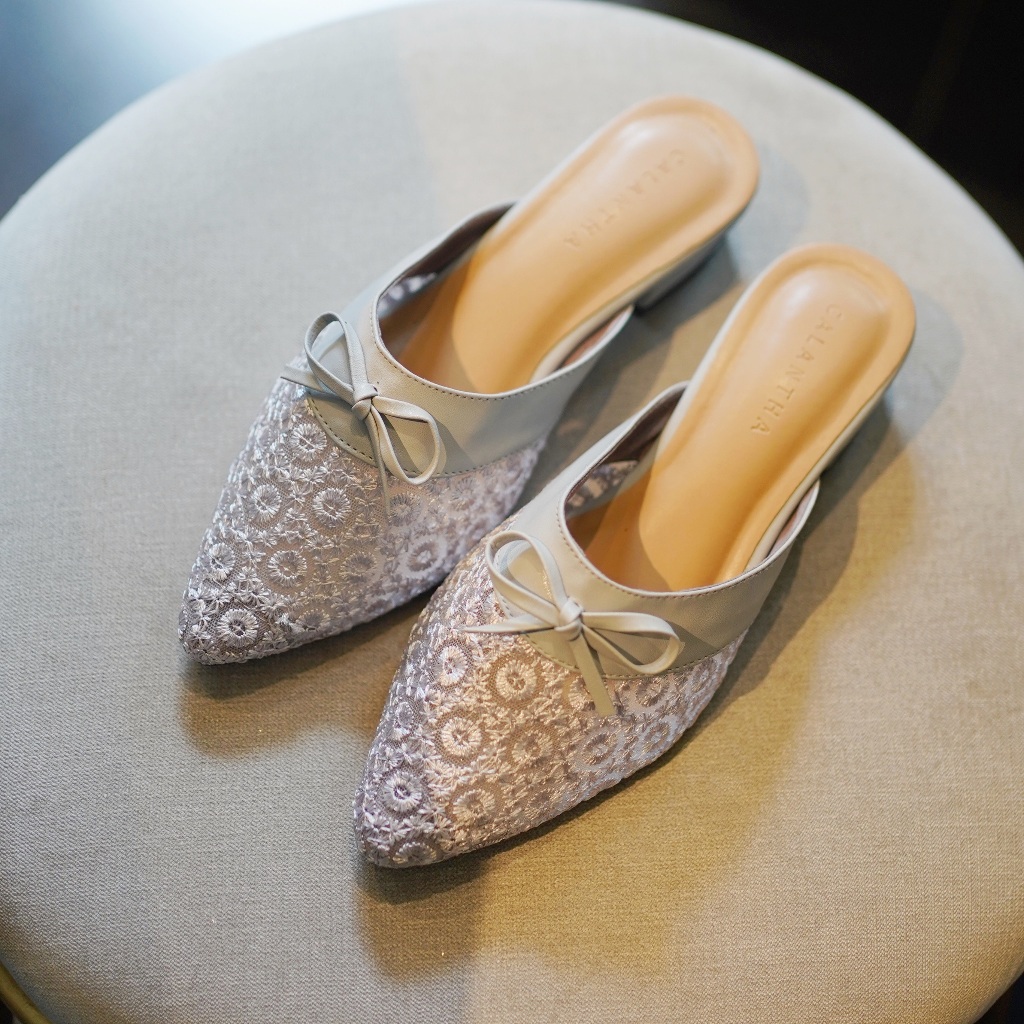 Deu_Calantha Sendal Harian Sepatu Pesta Wanita Wedding Selop Florence Heels 3 Cm Kain Brokat Hak Tebal Kulit Sintesis Insole Empuk