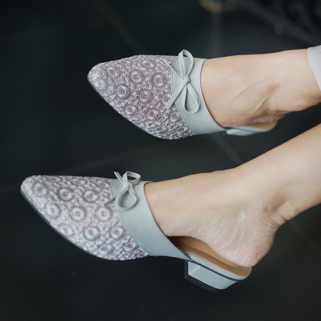 Deu_Calantha Sendal Harian Sepatu Pesta Wanita Wedding Selop Florence Heels 3 Cm Kain Brokat Hak Tebal Kulit Sintesis Insole Empuk
