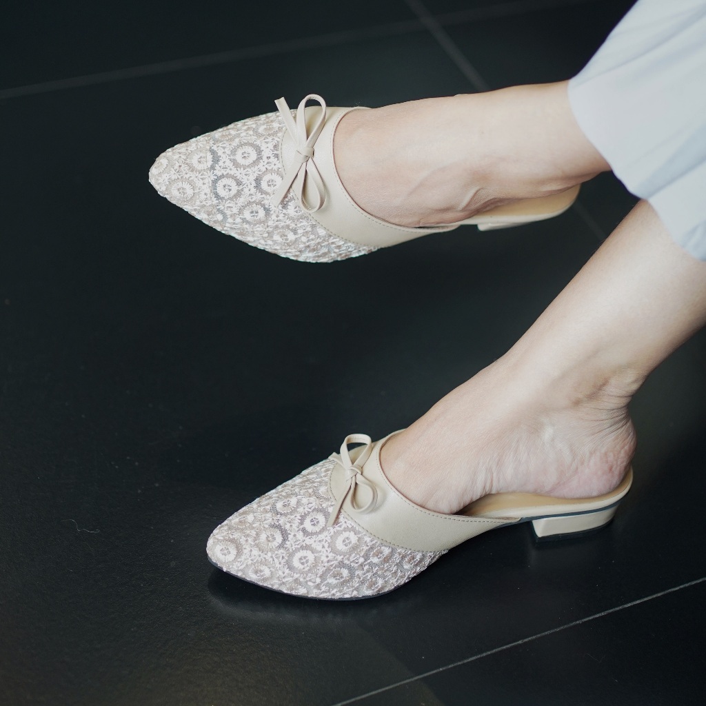Deu_Calantha Sendal Harian Sepatu Pesta Wanita Wedding Selop Florence Heels 3 Cm Kain Brokat Hak Tebal Kulit Sintesis Insole Empuk