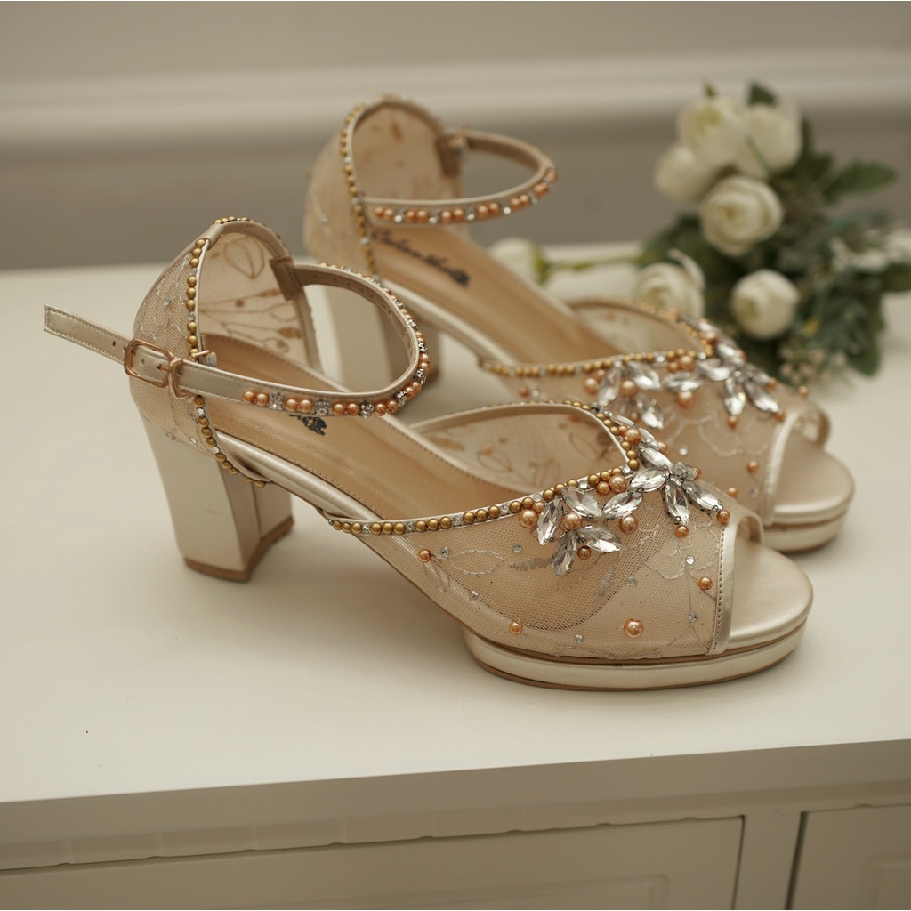 Deu_Calantha Sepatu Pesta Wanita Wedding Shoes Selop Ankle Strap Rasella Gold Heels 7 Cm Slop Kain Brokat Mewah Hak Tebal Kulit Sintesis Insole Empuk Kuat Dan Nyaman Dipakai