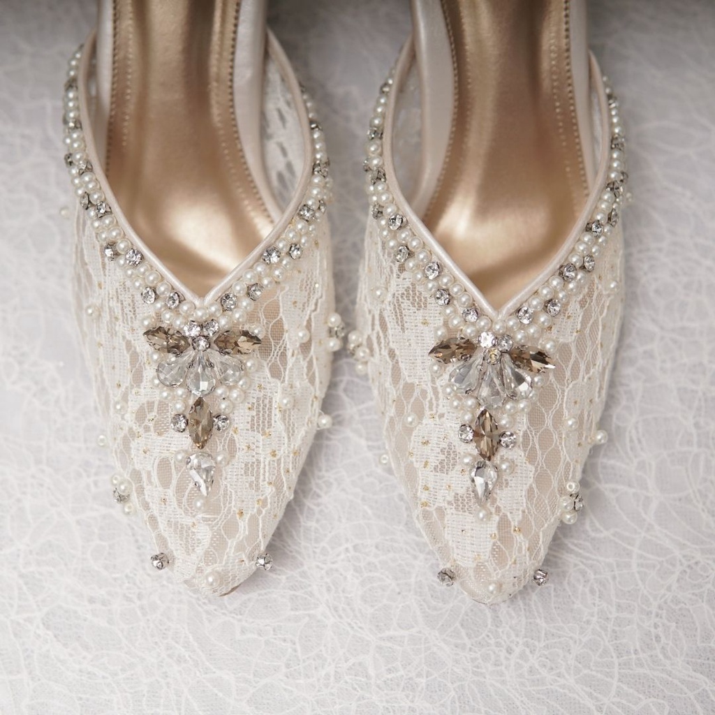 Deu_Calantha Sepatu Pesta Wanita Wedding Shoes Selop Payet Vinea White Heels 7 Cm Slop Kain Brokat Mewah Hak Tebal Kulit Sintesis Insole Empuk Kuat Dan Nyaman Dipakai