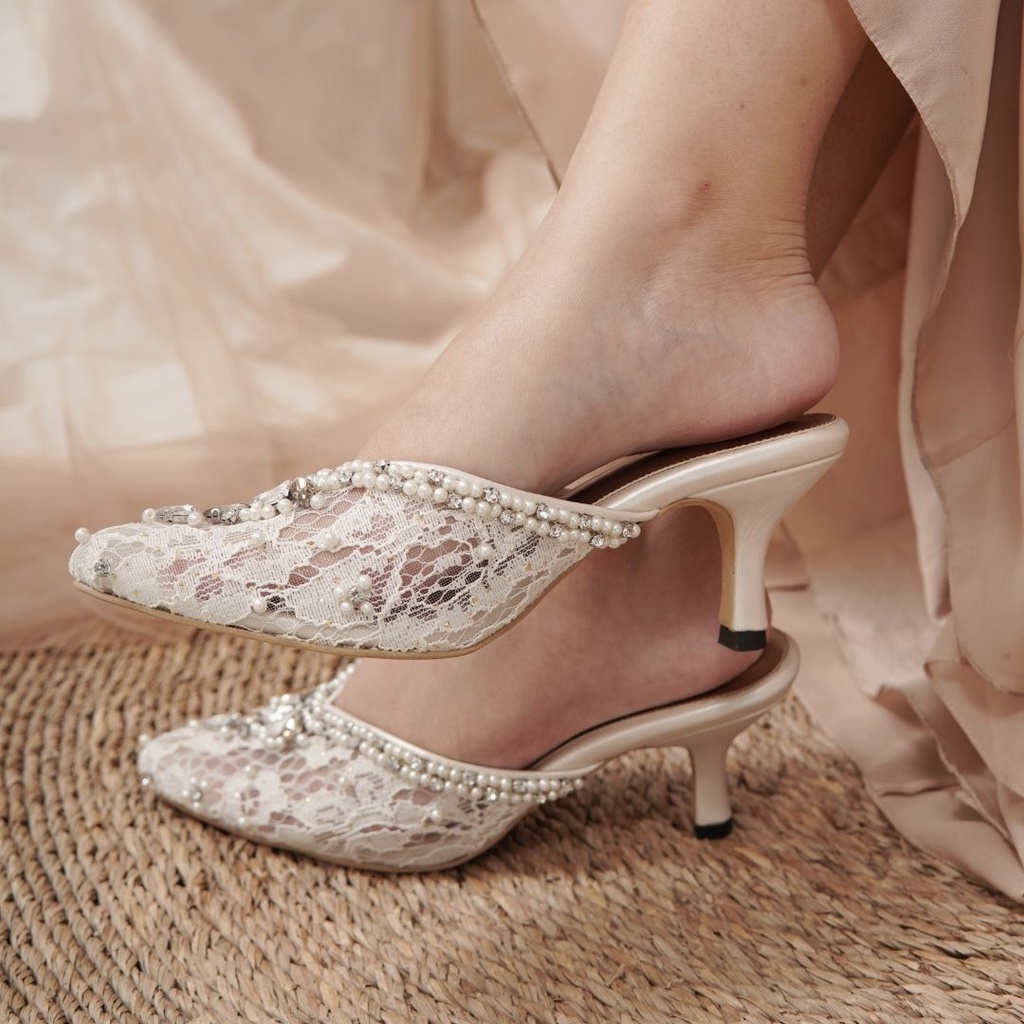 Deu_Calantha Sepatu Pesta Wanita Wedding Shoes Selop Payet Vinea White Heels 7 Cm Slop Kain Brokat Mewah Hak Tebal Kulit Sintesis Insole Empuk Kuat Dan Nyaman Dipakai